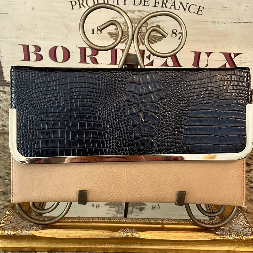 Attractive New Clutch from Kristine